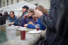 Bei Speis und Trank genossen die Besucher die Festivitäten. (Bild: Benjamin Manser)
