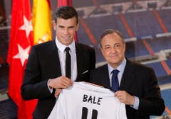 Platz 3: Gareth Bale. 2013 für 101 Millionen Euro von Tottenham Hotspurts zu Real Madrid. Rechts auf dem Bild: Real-Präsident Florentino Perez. (Bild: Daniel Ochoa de Olza / AP)