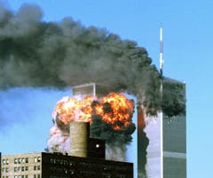 Zwei entführte Passagierflugzeuge trafen die Zwillingstürme des World Trade Centers in New York. (Bild: Keystone)