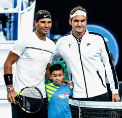 Der Spanier Rafael nadal und Roger Federer psoieren vor dem Spiel mit einem Ball-Buben. (Bild: Keystone)