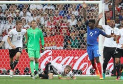 Schweinsteiger war es aber auch, der das Handspiel im Halbfinale gegen die Franzosen macht. Eine Runde vor dem Finalspiel mussten die Deutschen abreisen. (Bild: Keystone)