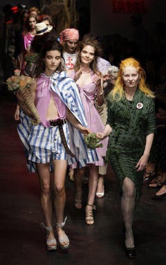 Westwood mit Models nach der Präsentation ihrer Sommer-Kollektion 2010. (Bild: Keystone)