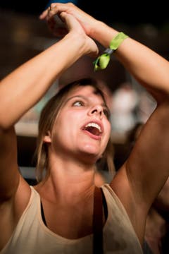 Auch diese junge Frau geniesst die Musik sichtlich. (Bild: Benjamin Manser)
