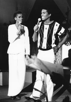 Whitney Houston mit Jermaine Jackson während einer Probe für die TV-Soap «When the World Turns», 1984. (Bild: Keystone)