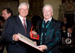 Bandleader James Last (rechts) wird am 15. April 2009 in der Rathaushalle in Bremen von Bürgermeister Jens Böhrnsen die Senatsmedaille für Kunst und Wissenschaft überreicht. (Bild: Keystone)
