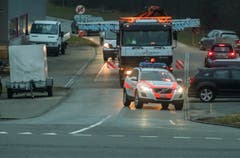 Noch etwa zwei Kilometer bis ins Ziel. Der Transport biegt in die Hauptstrasse von Steinebrunn nach Amriswil ein. (Bild: Reto Martin)