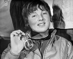 Marie-Theres Nadig zeigt am 6. Februar 1972 ihre Goldmedaille, die sie in der Abfahrt gewonnen hat. (Bild: Keystone/EPU/Str)