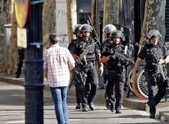 A van crashes into pedestrians in Barcelona (Bild: Keystone)