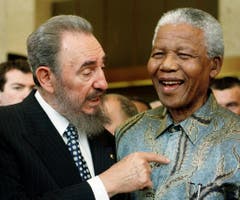 Fidel Castro mit Nelson Mandela im Mai 1998. (Bild: PATRICK AVIOLAT)