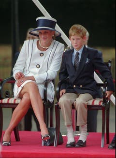 Prinzessin Diana und Prinz Harry nehmen am «Victory over Japan Day» teil. (Bild: Alastair Grant/AP (London, 19. August 1995))