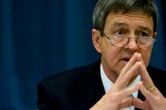 Ein schwieriger Moment: Baudirektor Willi Haag informiert im Februar 2009 über den Einsturz des Turnhallendachs der Gewerblichen Berufsschule Riethüsli. (Bild: Keystone)