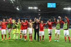Die Schweizer Spieler lassen sich nach dem Schlusspfiff von den Fans feiern. (Bild: Keystone / Jean-Christophe Bott)
