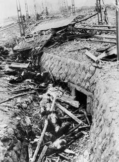 Oben in der Mitte ist ein völlig geplättetes Tram sichtbar. Die verbrannten Passagiere liegen verstreut auf dem Boden. Das Bild wurde fast einen Monat nach dem Atombombenabwurf gemacht. (Bild: Keystone)
