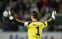 Diego Benaglio treibt seine Wolfsburger an. (Bild: Keystone)