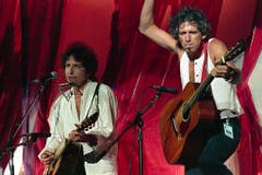 Zwei Musiklegenden gemeinsam auf der Bühne. Dylan mit Rolling-Stones-Gitarrist Keith Richards 1985 während eines Benefizkonzerts in Philadelphia. (Bild: Keystone)