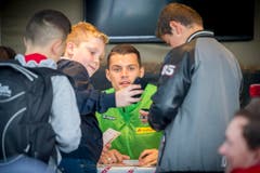Der Star des Tages: Granit Xhaka wird von jungen Fans umringt. (Bild: Urs Bucher)