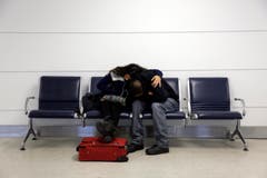 Michelle Rivas und Danny Ruiz sind im Flughafen Lambert-St.Louis International gestrandet. (Bild: Keystone)