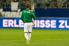 Kristian Nushi vom FC St.Gallen mit Kind. (Bild: Michel Canonica)