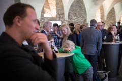 Mehr oder weniger interessiert verfolgen die Besucherinnen und Besucher die Geschehnisse im Pfalzkeller. (Bild: Urs Bucher)