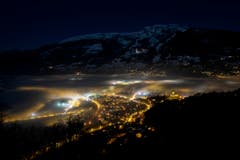 Besonderer Blick über Sargans: Ein Nebelmeer erstreckt sich im Dezember über die Stadt. (Bild: GIAN EHRENZELLER (KEYSTONE))