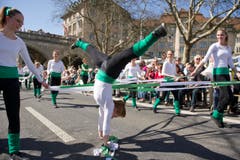 Rhytmische Gymnastik in den Zürcher Strassen: Die Turnerinnen aus Diepoldsau. (Bild: Urs Jaudas)
