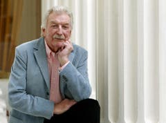 Bandleader James Last posiert am 22. März 2004 am Rande einer Pressekonferenz in einem Hamburger Hotel für Fotos. (Bild: Keystone)