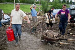Männer beim Aufräumen in Herisau. (Bild: Keystone)