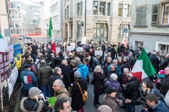 Auflauf vor dem italienischen Konsulat in St.Gallen. (Bild: Luca Linder)
