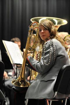 Eine Angehörige des Musikvereins Dicken bei einem Wettbewerb im Trockenen. (Bild: Hanspeter Schiess)