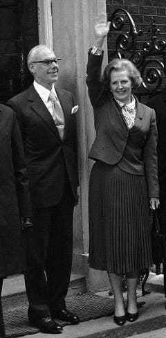 Margaret und Denis Thatcher beim Einzug in No. 10 Downing Street (1979). Über ihren Mann schrieb Thatcher: «Premierministerin zu sein, ist ein einsamer Job. (...). Aber mit Denis an meiner Seite war ich nie allein. Was für ein Mann. Was für ein Ehemann. Was für ein Freund.» (Bild: Keystone)