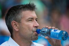 Bei einem Duell gegen die Young Boys genehmigte sich Urs Fischer einen Schluck Wasser. (Bild: Keystone)