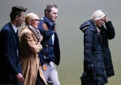 Weinende Menschen am Flughafen Düsseldorf. (Bild: Keystone)