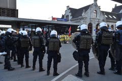 Polizisten umzingeln am Rapperswiler Bahnhof die Antifaschisten. (Bild: Manuela Matt)