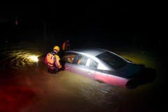 Rettungskräfte suchen nach Menschen in Fajardo, Puerto Rico, nachdem der Hurrikan über das Gebiet gefegt ist. (Bild: Keystone)