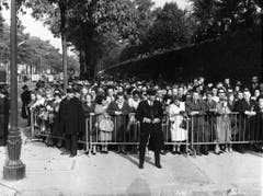 Zehntausende Menschen fanden sich im Januar 1963 zur Beerdigung von Edith Piaf ein. (Bild: Keystone)