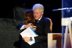 Auf Einladung von Dalia Rabin, der Tochter des ermordeten Yitzhak Rabins, ist der ehemalige US-Präsident Bill Clinton angereist. (Bild: Keystone)