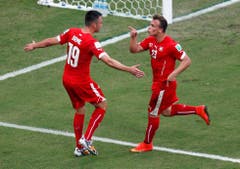 Xherdan Shaqiri feiert mit Josip Drmic (19) den zweiten Treffer. (Bild: Keystone)