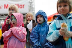 Das Publikum der Band für Kinder Schtärnäföifi. (Bild: Benjamin Manser)