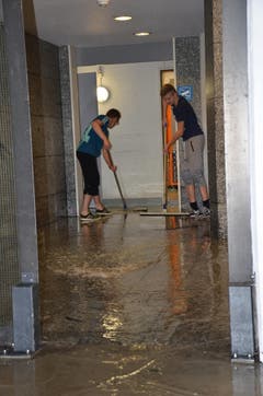 In der Parkgarage ist ebenfalls Wasser. (Bild: Philipp Haag)