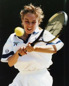 Martina Hingis ist im Juni 1993 die jüngste Spielerin in Wimbledon. (Bild: Keystone)