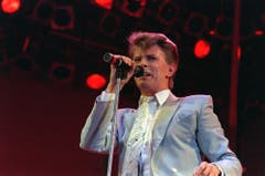 Soziales Engagement: David Bowie setzte sich während seiner Karriere für mehrere Hilfswerke ein - hier 1985 bei einem Benefizkonzert im Londoner Wembley-Stadion. (Bild: Keystone)