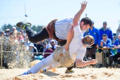 Der Oberthurgauer Ernst Bühler, unten, gegen den Appenzeller Raphael Zwyssig im dritten Gang am Thurgauer Kantonalen Schwingfest in Zihlschlacht. (Bild: Keystone)