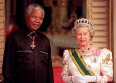 Ihm zu Ehren gibt Queen Elizabeth 1996 ein Bankett: Nelson Mandela zu Besuch im Buckingham Palace in London. (Bild: Keystone)