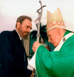 Papst Johannes Paul II trifft Fidel Castro im Jahr 1998. (Bild: ARTURO MARI)