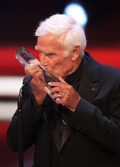 Joachim Fuchsberger küsst 2011 eine weitere Auszeichnung, die er erhalten hat. (Bild: Keystone)