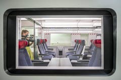 Die Maquette des Triebzugs "Giruno" von Stadler Rail in Bussnang. Der Hochgeschwindigkeitszug "Giruno" der SBB nimmt erste Formen an. Hersteller Stadler Rail hat zusammen mit der SBB ein 1:1 Holzmodell gebaut, um die verschiedenen Bereiche des neuen Zuges (Bild: Urs Bucher)