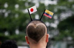 Police control disappointed Japanese soccer fans (Bild: Keystone)