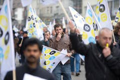 Mit Fahnen und Pfeifen protestierten die Menschen gegen die drohende Schliessung ihres Unternehmens. (Bild: Michel Canonica)