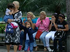 Unterstützerinnen von Hugo Chávez erfahren am vom Tod des Präsidenten. (Bild: Keystone)