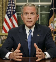 Vom 20. Januar 2001 bis 20. Januar 2009 regierte der Republikaner George W. Bush (Jg.1946) im Weissen Haus. Die Terroranschläge am 11. September 2001 prägten die Amtszeit des 43. Präsidenten. Er erklärte in der Folge den "Krieg gegen den Terror". Innenpolitisch endete seine Amtszeit in der grössten Finanzkrise seit der Grossen Depression im Jahr 1929. (Bild: Keystone)